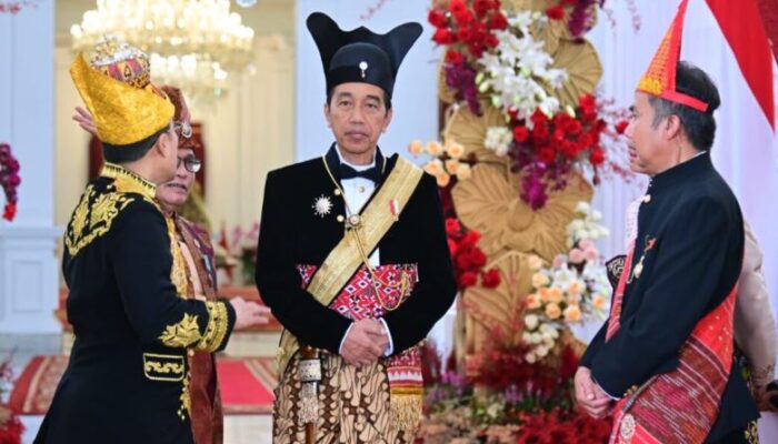 Pakaian Adat Ageman Songkok Singkepan Ageng DiKenakan Presiden Jokowi pada HUT ke-78 RI