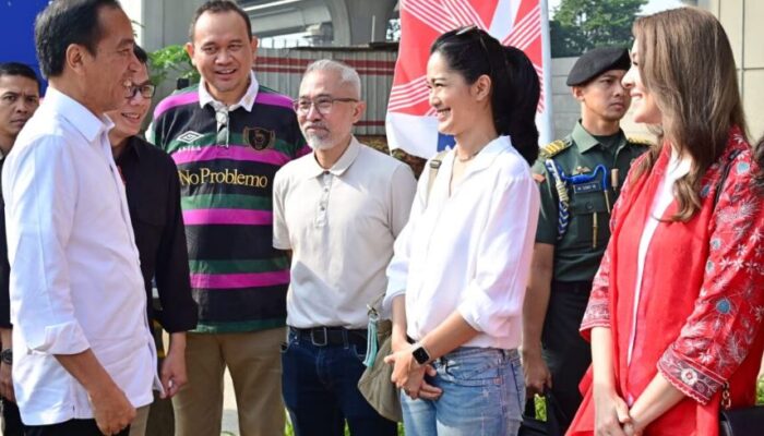 Senang Dan Bangga Para Penggiat Seni Saat Naik LRT