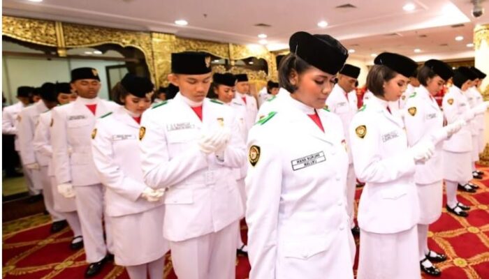 Tim Indonesia Maju Kibarkan Sang Merah Putih di Istana Merdeka