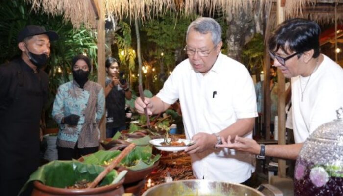 Benyamin Cicipi Cita rasa Warung Kondre Milik Andre Taulany