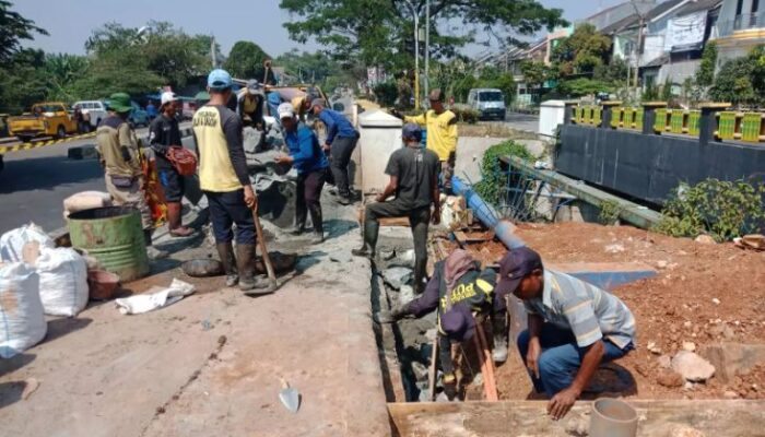 Jalan Amblas Grand Depok City Kalibaru Dipasang Penyanggah Batu Kali