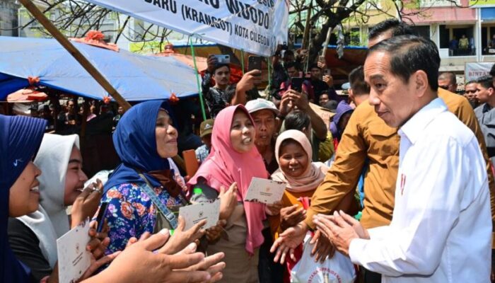 Tinjau Pasar Kranggot, Jokowi : Harga Bahan Pangan Sangat Baik