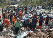 Ratusan Warga Kecamatan Cibiru Pilah Sampah Massal