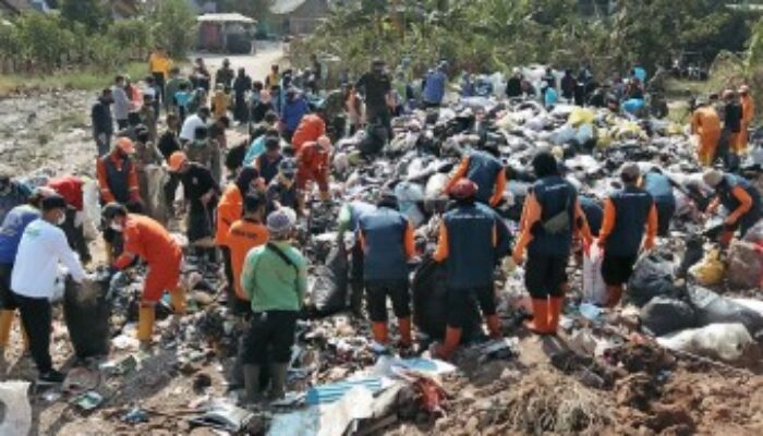 Ratusan Warga Kecamatan Cibiru Pilah Sampah Massal