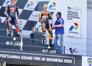 Bamsoet Serahkan Trophy Juara Dunia Moto2 di IndonesianGP Pertamina Mandalika International Circuit