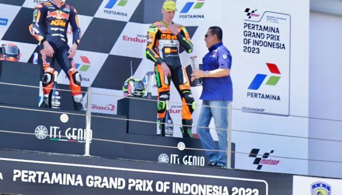 Bamsoet Serahkan Trophy Juara Dunia Moto2 di IndonesianGP Pertamina Mandalika International Circuit