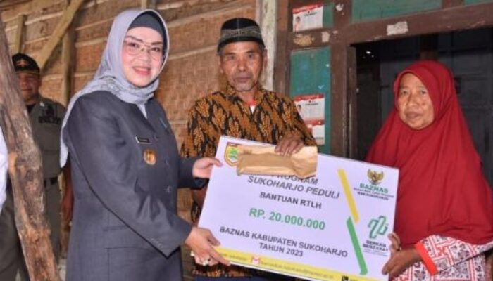 Bupati Sukoharjo Etik Suryani Bersama Baznas Salurkan Bantuan Rehab RTLH