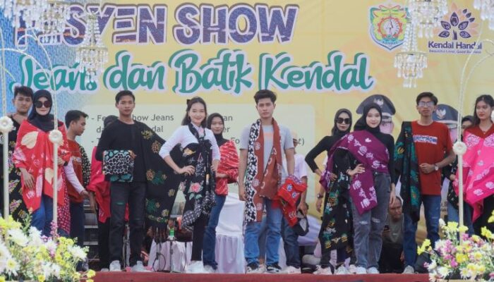 Fashion Show Batik Dan Jin Asli Kendal di Pantai Ngebum