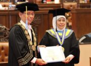 Gubenur Khofifah Juga Ketum PP Muslimat NU Raih Doktor Honoris Causa Dari Unair