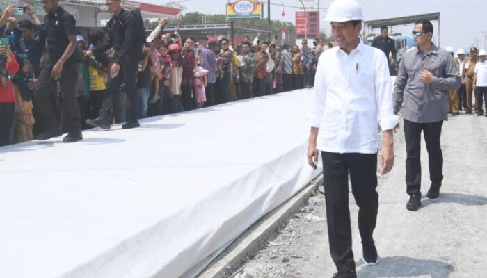 Jokowi Tinjau Proyek Rekonstruksi Jalan Rusak di Lampung Tengah