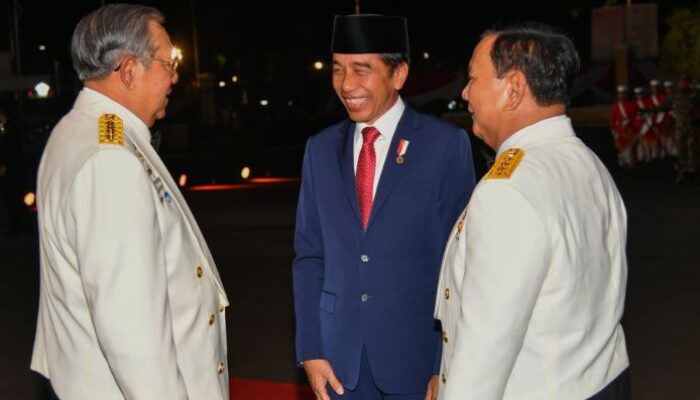 Menhan Prabowo Dampingi Presiden Jokowi Pimpin Upacara Parade Senja di Kemhan