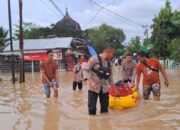 Polisi Evakuasi Warga yang Sakit dari Lokasi Banjir