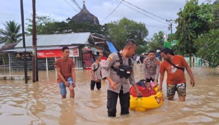 Polisi Evakuasi Warga yang Sakit dari Lokasi Banjir