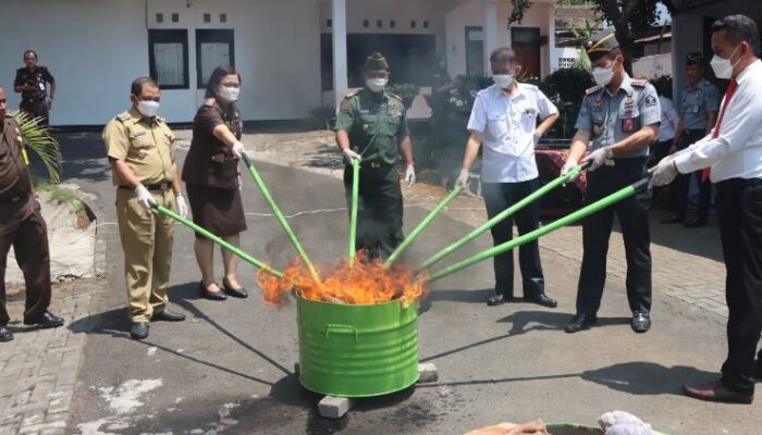 Ribuan Lembar Uang Palsu Hingga Narkoba Dimusnahkan