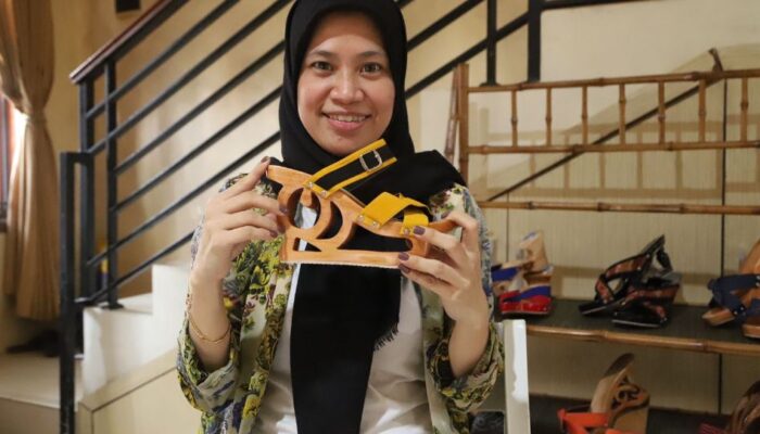 Sandal Unik, Minimax Sandal Kayu Buatan Warga Kota Tangerang