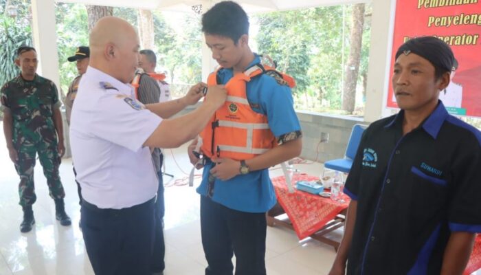 Tiga Paguyuban Perahu Wisata Terima Bantuan 50 Life Jacket