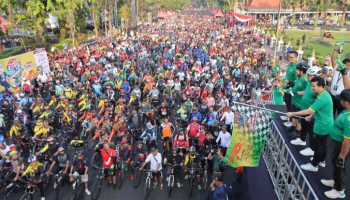 Wakil Gubernur Jatim Emil Dardak Lepas Peserta Fun Bike Hari Jadi Jatim ke-78