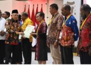 Wapres Ma’ruf Amin Serahkan 102 Sertifikat Tanah kepada Masyarakat Papua