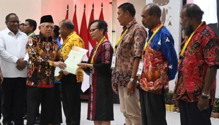 Wapres Ma’ruf Amin Serahkan 102 Sertifikat Tanah kepada Masyarakat Papua