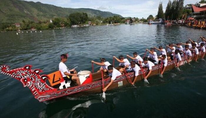 Balap Dayung Solu Bolon Danau Toba Terbesar Digelar di Samosir