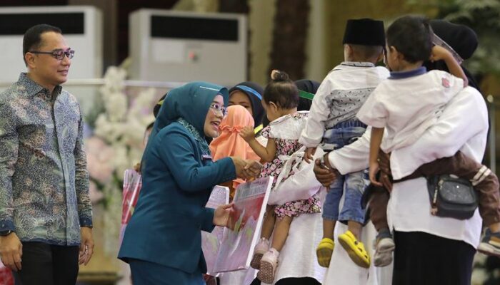 Ribuan Orang Tua Di Surabaya Lulus Sekolah Anak Orang Tua Hebat