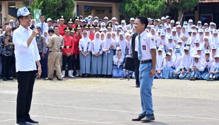 Dibalik Cerita Dika Pinjamkan Topi Miliknya Ke Presiden Jokowi