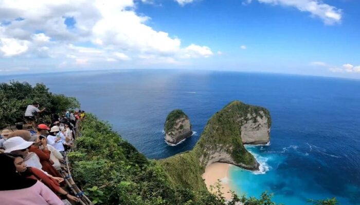 Eksplorasi Keindahan Nusa Penida: Pantai Kelingking, Pantai Berlian, dan Crystal Bay