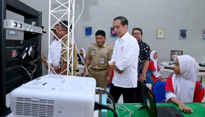 Jokowi Sapa Siswa dan Cek Kegiatan Pembelajaran di SMKN 1 Kedungwuni