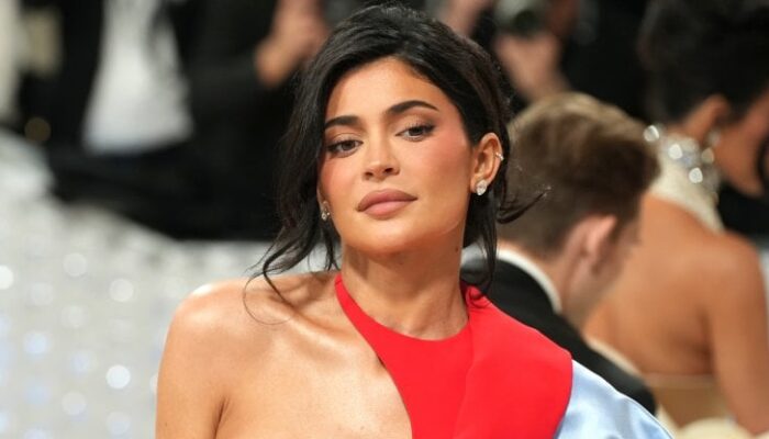 Kylie Jenner Ungkap Penyesalan Pernah Operasi Plastik pada Payudara