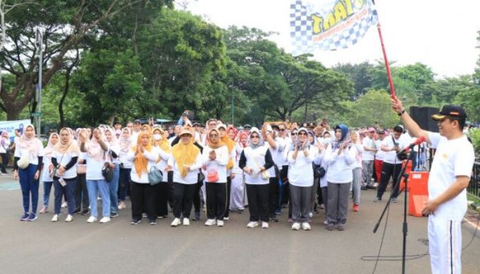 Pj Bupati Andi Ony Hadiri Bazar dan Gerak Jalan HUT Korpri dan PGRI