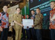 Pj Gubernur Sumsel Fatoni Serahkan Penghargaan Desa Cantik Award Ke 7 Desa di Sumsel