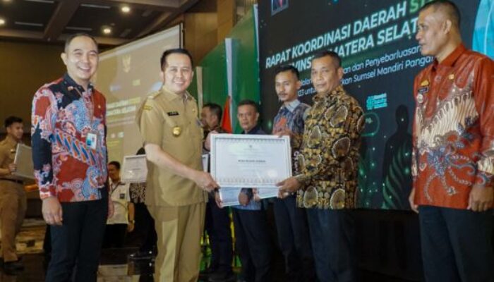 Pj Gubernur Sumsel Fatoni Serahkan Penghargaan Desa Cantik Award Ke 7 Desa di Sumsel