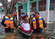 Respon Cepat Brimob Polda Riau Bantu Korban Banjir