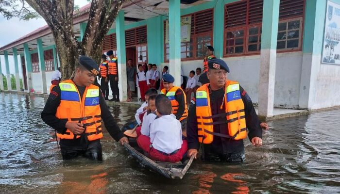 Respon Cepat Brimob Polda Riau Bantu Korban Banjir