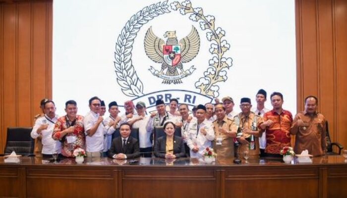 Ketika Palu Hujam Tembok Pagar Parlemen, Aksi Demo Desa di Depan Gedung DPR RI: Aparat Desa Tuntut Revisi UU Desa