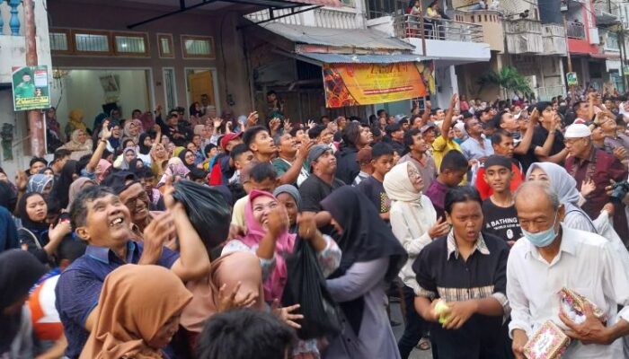 Tradisi Serak Gulo, Ratusan Masyarakat Menunggu Gula Yang Ditabur Dari Atas Atap Masjid