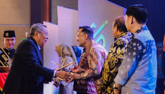 Wujud Apresiasi, Benyamin Davnie Berikan Award Ke Wajib Pajak