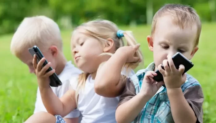 Bahaya Radiasi Handphone untuk Anak-anak Wajib Diketahui Orang Tua