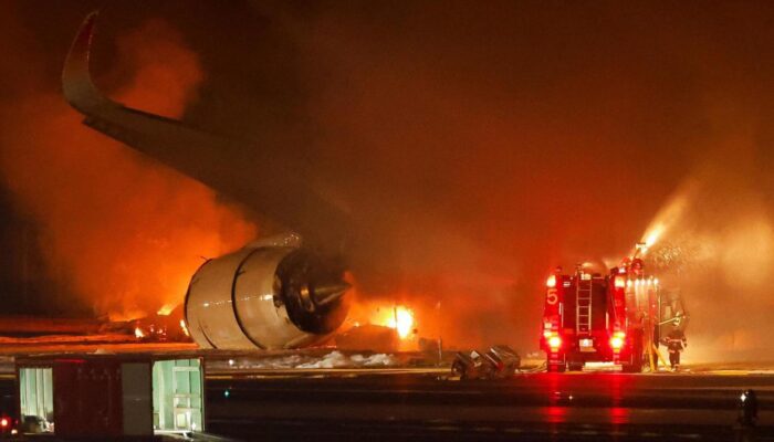 Pesawat Japan Airlines Terbakar Setelah Mendarat di Bandara Haneda Tokyo