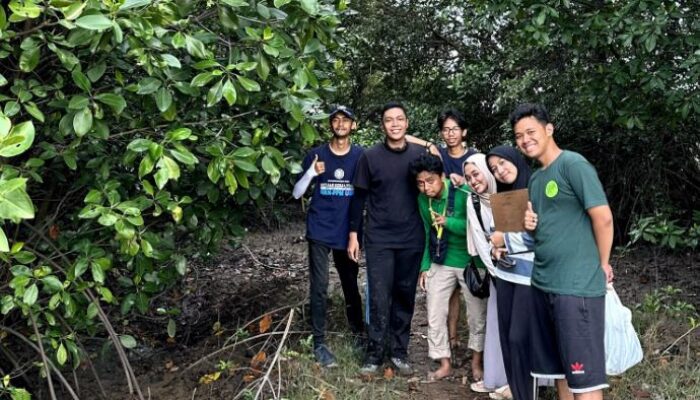 Kreatifitas Mahasiswa UGM, Pasang 12 Lampu Tenaga Surya dan Report Perkembangan Mangrove di Tanara