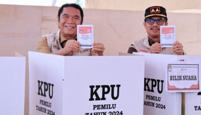 Pj Gubernur Banten Al Muktabar, Gunakan Hak Pilih Pemilu di TPS 05 Kelurahan Pancur