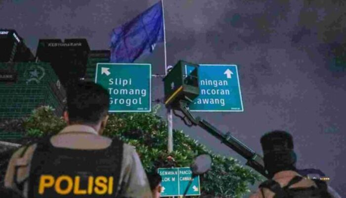 Satpol PP DKI Jakarta Serentak Turunkan Alat Peraga Kampanye (APK) di Masa Tenang Pemilu 2024