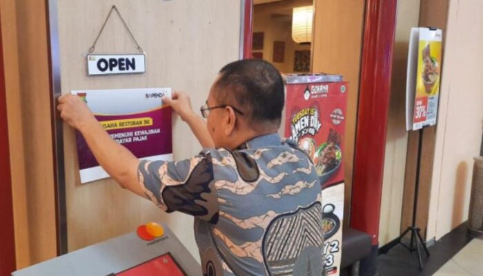 Penagihan Pajak, Bapenda Kabupaten Tangerang Pasang Stiker di Supermall Karawaci Bagi Wajib Pajak Yang Tak Patuh