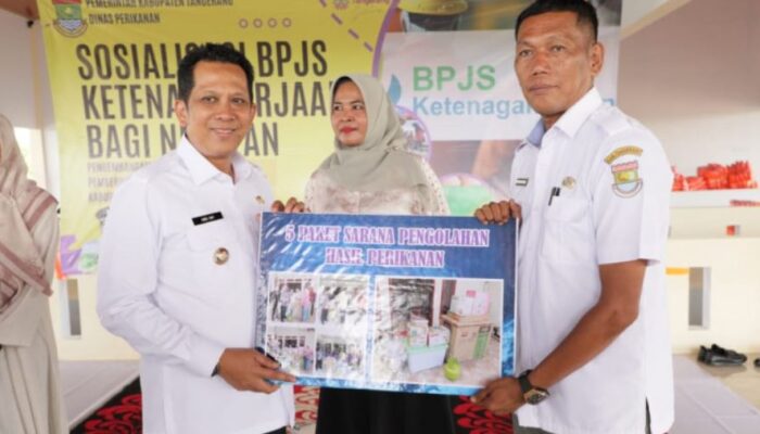 Perlindungan dan Bantuan Bagi 300 Nelayan Kabupaten Tangerang, Andi Ony Serahkan Bantuan Premi jaminan BPJS Ketenagakerjaan