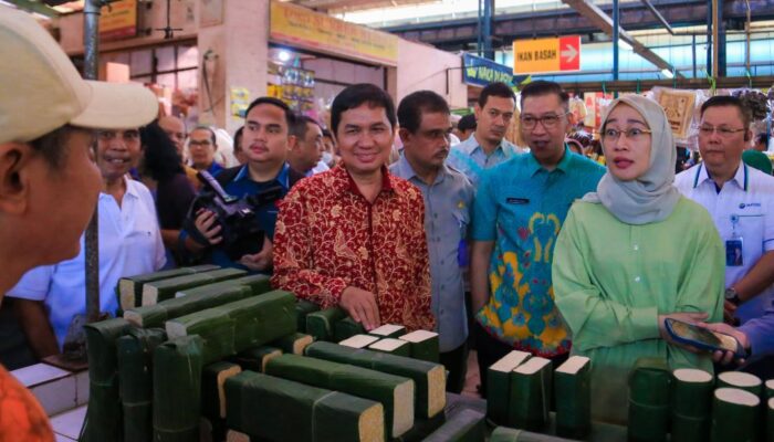 Sekda Bambang Bersama Komisi IV DPR RI Tinjau Stok dan Harga Komoditas Pangan Strategis Jelang Ramadan di Pasar Modern BSD, Serpong