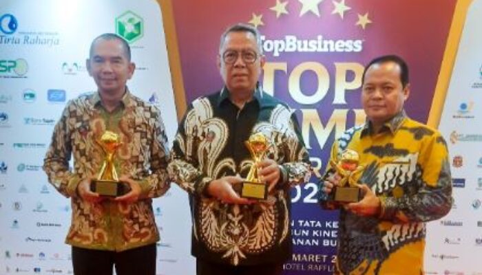 Wali Kota Tangerang Selatan Raih Penghargaan Top Pembina BUMD 2024