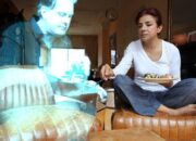 Wanita di Barcelona Buat Kontroversi dengan Menikahi AI Hologram