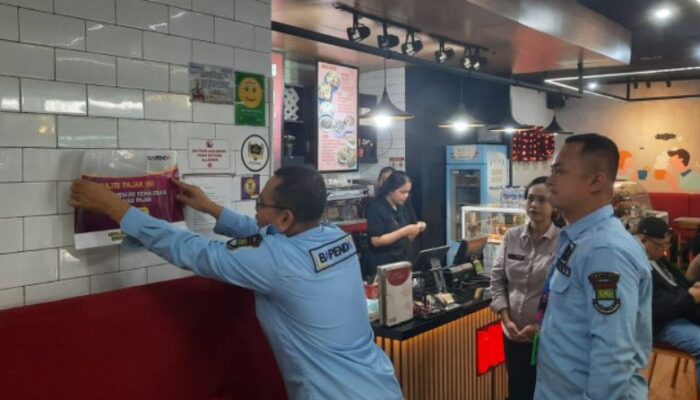 Bapenda Tangerang Pasang Stiker Tidak Patuh Pajak di Restoran Delico Soetta