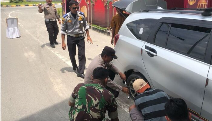 Bukan hanya Atur Lalulintas, Sigap Bantu Ganti Ban Dilakukan Petugas Pospam Sungai Pinang Saat Idul Fitri