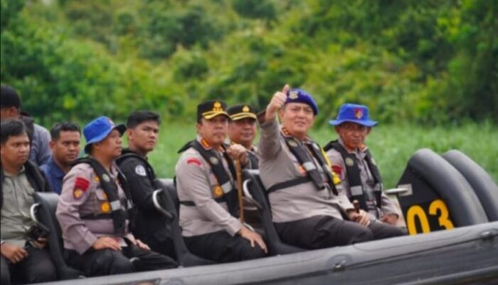 Kapolda Riau Irjen Iqbal Turun Patroli di Sungai Siak untuk Keamanan Mudik Lebaran